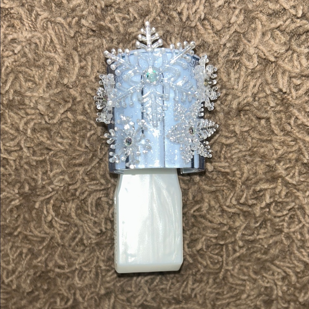 Bath & Body Works: Snowflake Decorated Silver and White Wall Plug In